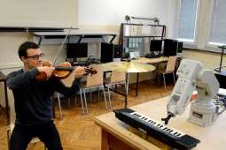 Robot-pianista zagra na obronie studenta AGH