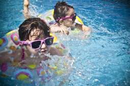 Bezpieczna ochłoda w letnie upały: na basenie i kąpielisku