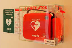 Każdy może uratować życie. Gdzie znaleźć defibrylator AED w Krakowie? 