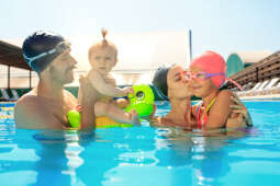 Akcje „Rodzinne pływanie” i „Pływające maluchy” na półmetku
