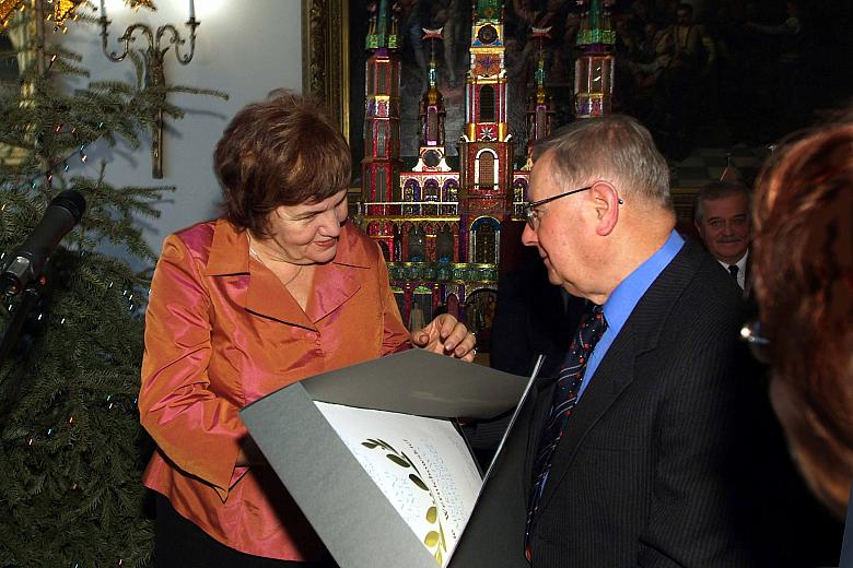Krakowska filia Fundacji Kultury Polskiej  pod przewodnictwem prof. Aleksandra Krawczuka przyznała pięć Złotych Laurów.