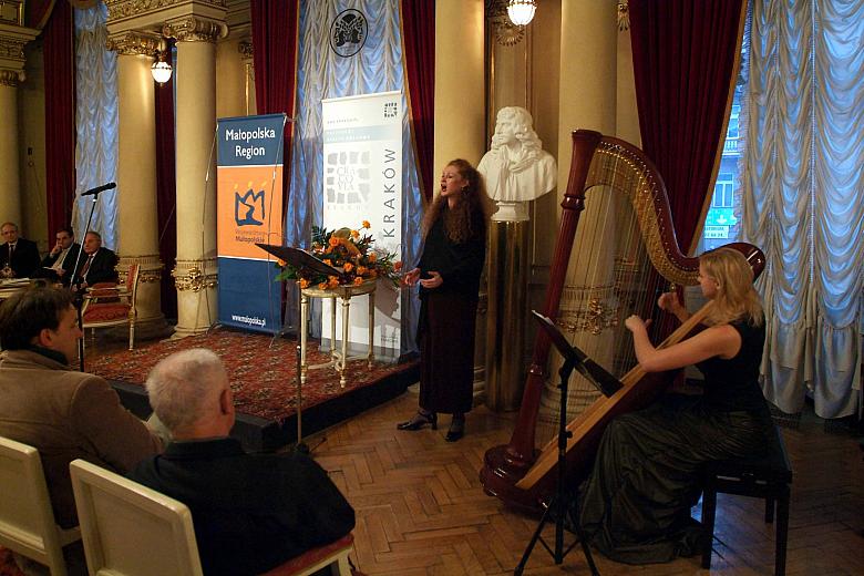 Uroczystość zakończył koncert muzyki kameralnej w wykonaniu Anny Pehlken (sopran) oraz Malwiny Lipiec (harfa).