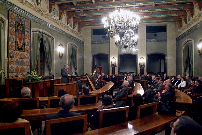 Część oficjalna uroczystości odbyła się w sali Obrad Rady Miasta Krakowa.