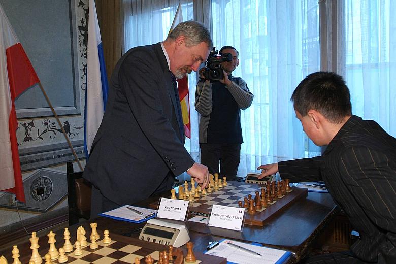 Prezydent, otwierając Mistrzostwa, wykonał pierwszy ruch na szachownicy.
