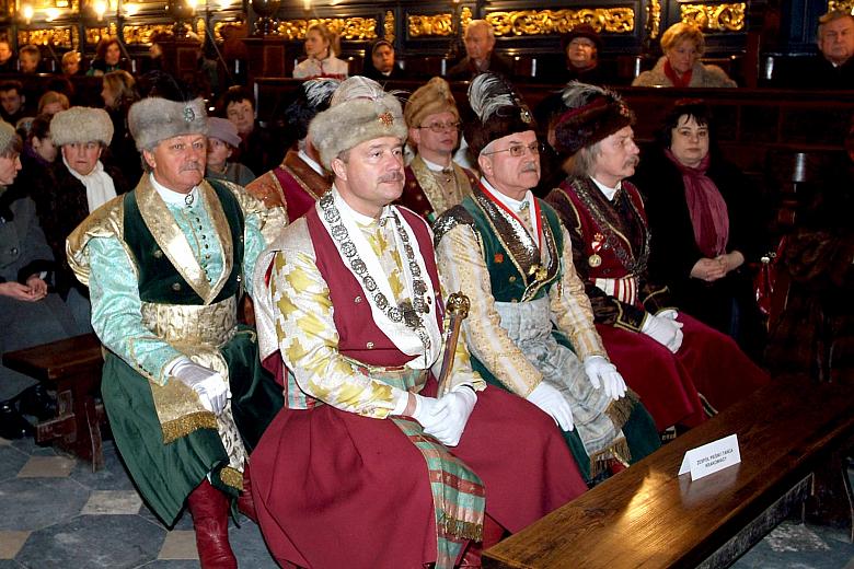 Na uroczyste nabożeństwo przybyli członkowie Bractwa Kurkowego Krakowskiego Towarzystwa Strzeleckiego.