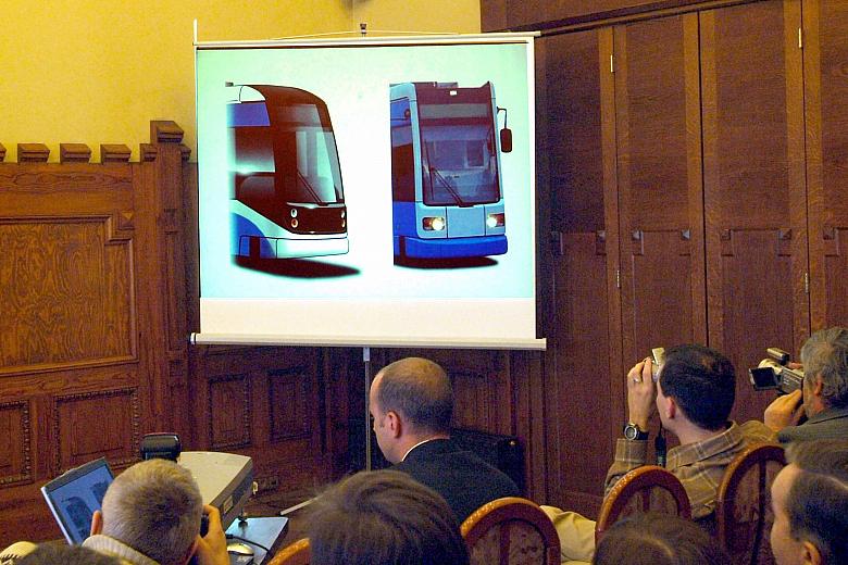 Prezentacja zdjęć przedstawiających nowe tramwaje.