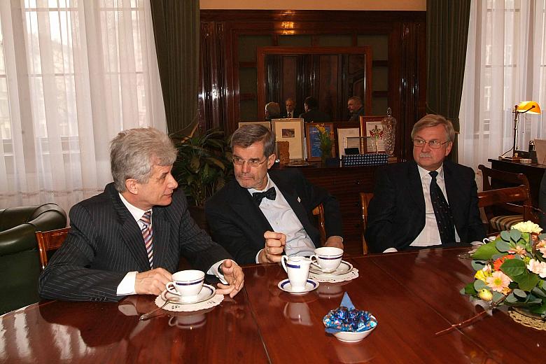Od lewej:Julian Pilszczek, Prezes Zarządu Miejskiego Przedsiębiorstwa Komunikacji w Krakowie, dr Thomas Gläser, Konsul Generalny
