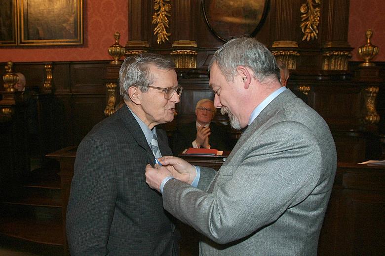 Podczas uroczystości Jacek Majchrowski, Prezydent Miasta Krakowa wręczył Odznaki "Honoris gratia".