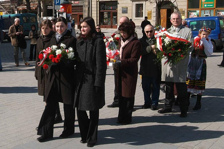 Kwiaty złożyli przedstawiciele instytucji noszących imię Kościuszki, organizacje kombatanckie oraz obeni podczas uroczystości kr