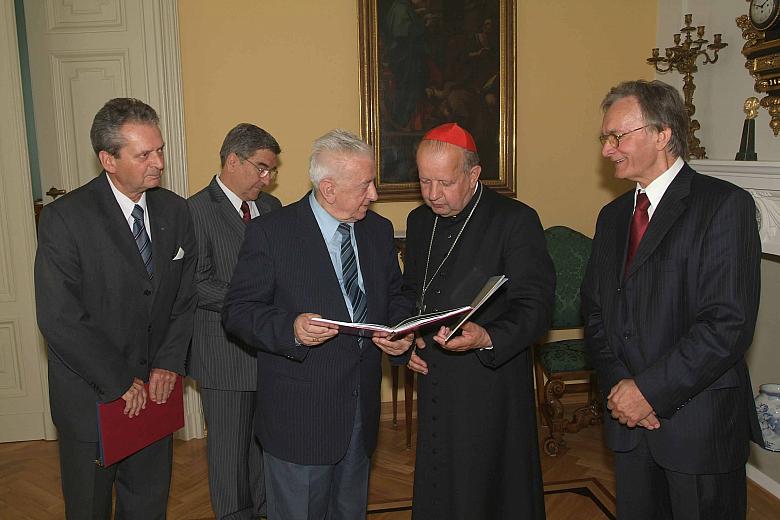 W trakcie uroczystości Ksiądz Kardynał otrzymał album "Kawalerowie i Damy Orderu Świętego Stanisława". Od lewej: Edmun
