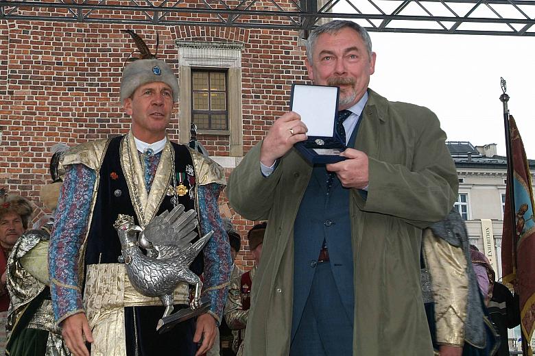 Ustępujący król kurkowy Piotr Skalski wręczył Jackowi Majchrowskiemu, Prezydentowi Miasta Krakowa, "Guz Oracewicza". 