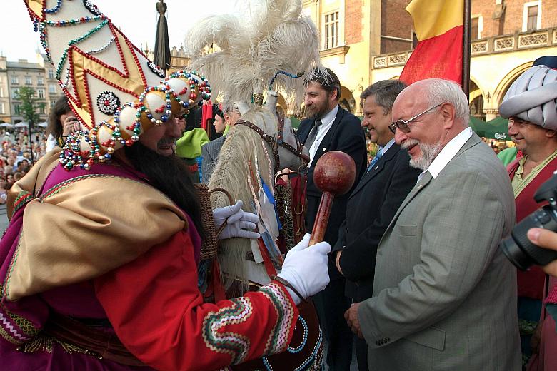 Zgodnie z tradycją uderzenie buławą Lajkonika  ma zapewnić szczęście na cały rok.