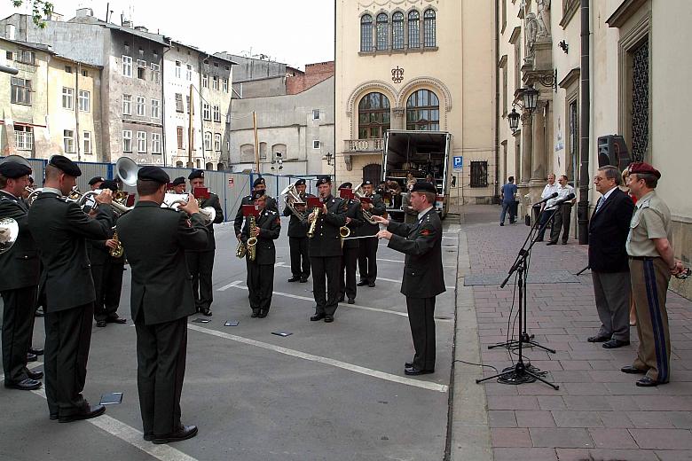 Występ holenderskiej orkiestry wojskowej przed krakowskim magistratem.