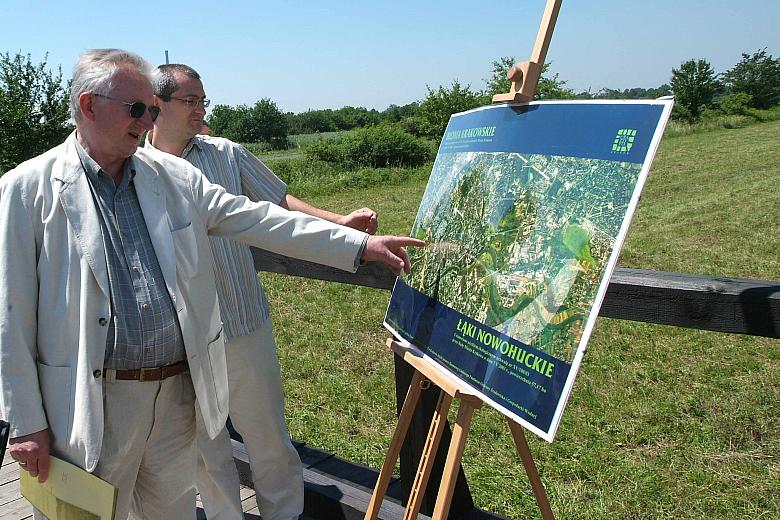 Andrzej Skotnicki, dyrektor Miejskiego Parku i Ogrodu Zoologicznego, podczas prezentacji obszaru obejmującego użytek ekologiczny