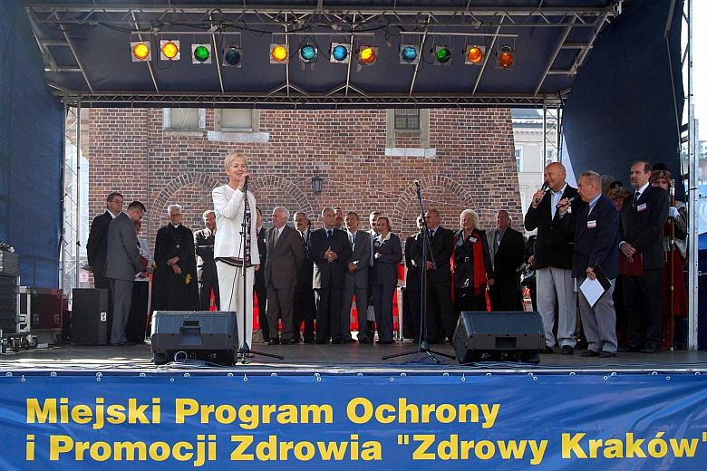 Stanisława Urbaniak, Zastępca Prezydenta Miasta Krakowa, otworzyła "Światowy Dzień Serca". Na scenie obecni byli równi