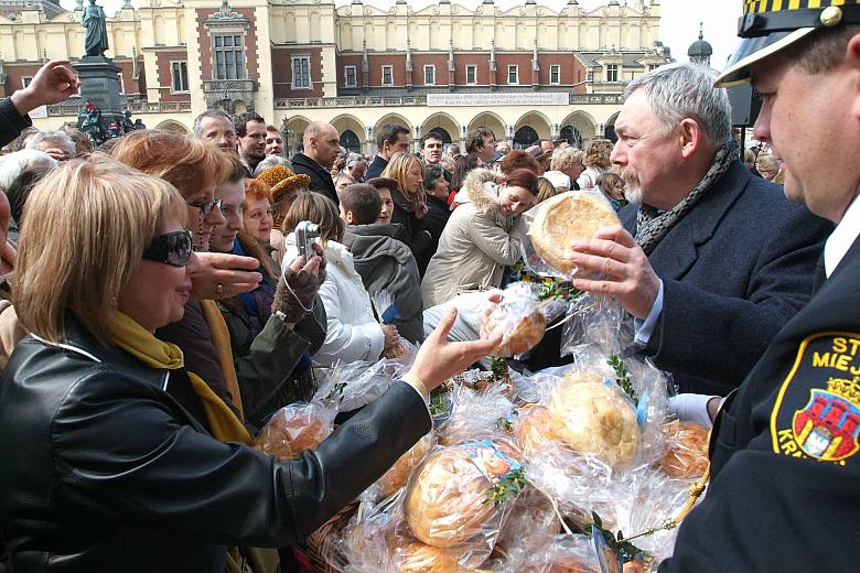 ...2 tysiące "wielkanocnych chlebków" z dołączonymi życzeniami od Prezydenta Miasta oraz 3 tysiące poświęconych jaj.