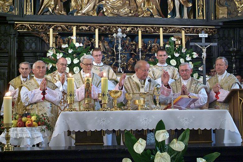 Mszę świętą koncelebrowało liczne grono kapłanów.
