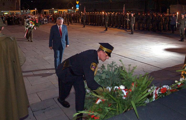 Kwiaty złożył profesor Jacek Majchrowski, Prezydent Miasta Krakowa.