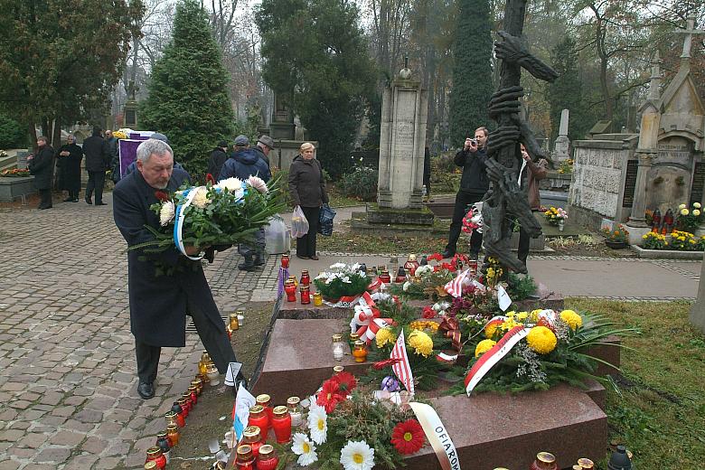 Tuż obok kaplicy, w centralnym punkcie cmentarza Rakowickiego znajduje się symboliczna mogiła Ofiar Komunizmu. 
To tu pierwsze 