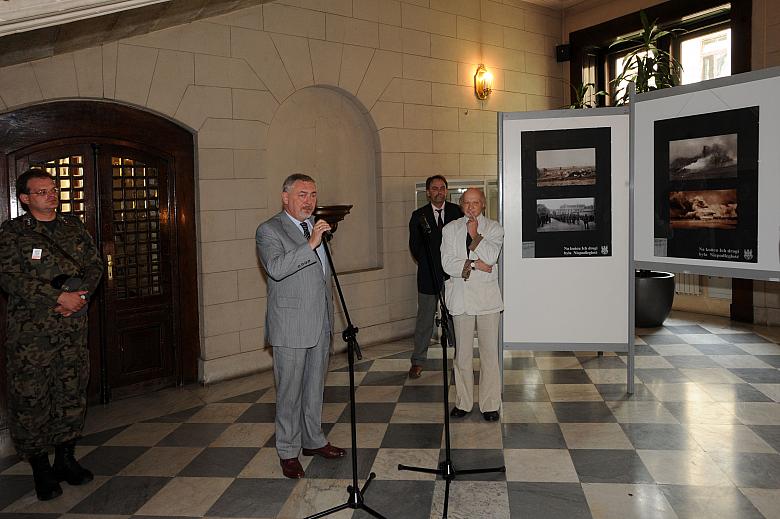 W holu kamiennym krakowskiego magistratu prezentowana jest wystawa fotografii z lat 1914-1918. Podczas uroczystości otwarcia zab