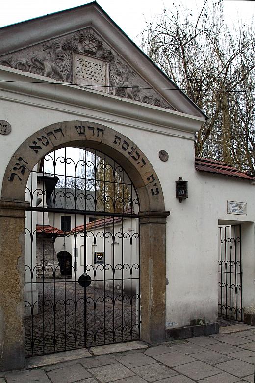 "Synagoga Nowa błogosławionej pamięci rabina Remuh" - tak brzmi hebrajski napis umieszczony na bramie prowadzącej do s