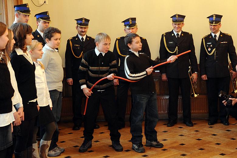 Uczniowie Szkoły Podstawowej nr 24 im. Krakowskiej Straży Pożarnej rozbawili uczestników uroczystości, prezentując dowcipny prog