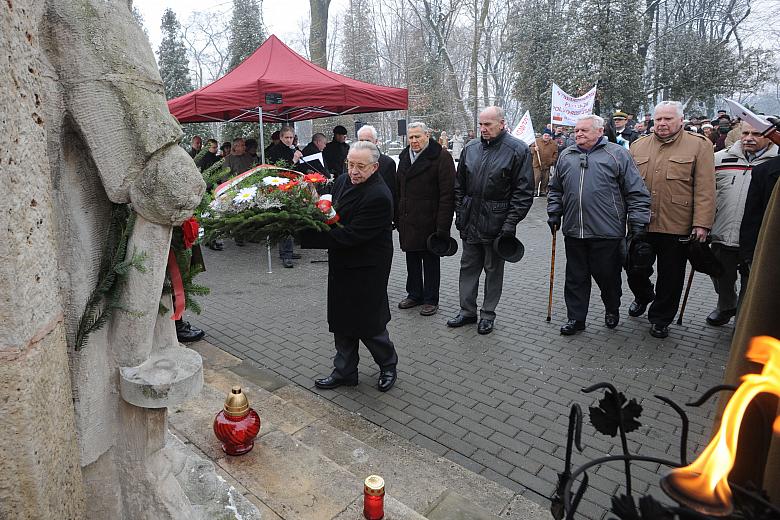 Kwiaty składali: przedstawiciele Związku Żołnierzy Ludowego Wojska Polskiego...