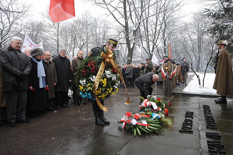 Uczestniczy uroczystości przeszli na cmentarz Rakowicki i pod Pomnikiem Partyzantów...