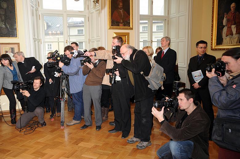 Wydarzenie to wzbudziło duże zainteresowanie mediów. 
W pałacu biskupów krakowskich, gdzie dokument był podpisywany, pojawiło s