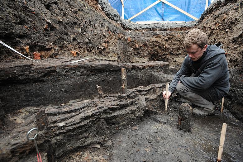 Odkryto między innymi płot plecionkowy pochodzący najprawdopodobniej z XIII wieku. 
Archeolog Łukasz Kamiński ostrożnie wydobyw