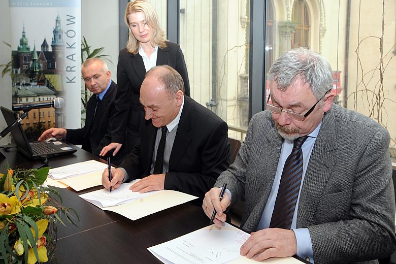 Umowę w tej sprawie  podpisali Prezydent Jacek Majchrowski i Dyrektor Generalny Czesław Lang. 