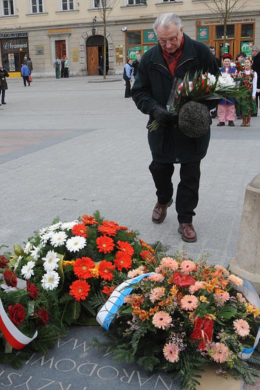 W imieniu Związku Żołnierzy Batalionów Chłopskich kwiaty złożył doktor Dionizy Smyk.