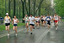 Maratończycy biegli w kierunku mostów Zwierzynieckiego i Kotlarskiego, Ronda Grzegórzeckiego, Dywizjonu 303, Ronda Czyżyńskiego,