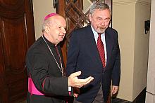 Prezydent Miasta Krakowa powitał Arcybiskupa przy wejściu do magistratu.