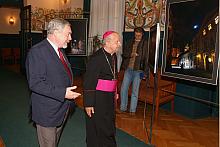 W holu prezydenckim Arcybiskup Stanisław Dziwisz zatrzymał się przy wystawie "Kraków nocą".