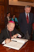 Arcybiskup Stanisław Dziwisz wpisał się do księgi pamiątkowej.