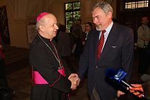 Prezydent Jacek Majchrowski dziękując za wizytę, pożegnał Arcybiskupa.