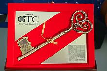 Symboliczny klucz przekazany dla Krakowa przez GTC.