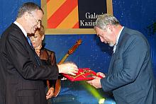 Przewodniczący Rady Nadzorczej GTC SA Eli Alroy wręcza klucz Prezydentowi Miasta Krakwa Jackowi Majchrowskiemu.