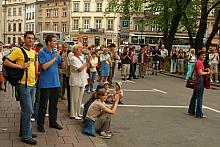 Koncert orkiestry wojskowej przyciągnął również uwagę zwiedzających Kraków turystów.