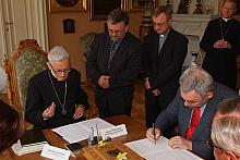List powołujący Fundację "Białe Morza" podpisali: Ks. Franciszek Kardynał Macharski i Prezydent Miasta Krakowa Jacek M