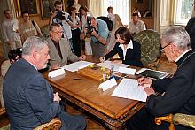 Powołanie fundacji jest wynikiem wielu projektów, pomysłów i inicjatyw na uhonorowanie pamięci Jana Pawła II, które pojawiły się