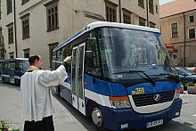 Autobusy poświęcił Ojciec Grzegorz Kozioł, wikariusz parafii Matki Bożej Nieustającej Pomocy z Zakonu Redemptorystów.