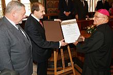 Prezydent Miasta Krakowa Jacek Majchrowski i Przewodniczący RMK Paweł Pytko wręczyli Księdzu Biskupowi dyplom i kwiaty.