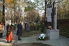 Prezydent Miasta Krakowa przed Pomnikiem Ofiar Wołynia.