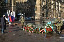Obchody rocznicowe odbyły się tradycyjnie przy Grobie Nieznanego Żołnierza na Placu Matejki.
Wieńce złożyli: Prezydent Miasta K