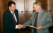 Prezydent Miasta Krakowa Jacek Majchrowski i Dyrektor BPCC Martin Oxley wymieniają podpisane dokumenty.