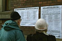 Na czas uroczystości na ścianie obok tablicy umieszczono OBWIESZCZENIE 
z okresu okupacji hitlerowskiej.