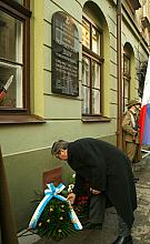 W imieniu Prezydenta Miasta Krakowa kwiaty pod pamiątkową tablicą złożył Henryk Bątkiewicz, Zastępca Prezydenta.