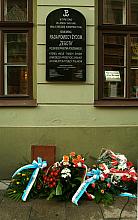 Tablica pamiątkowa Rady Pomocy Żydom umieszczona jest na ścianie budynku przy ul. Jagiellońskiej 11.
